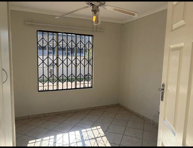 3 BEDROOM FREEHOLD FOR SALE IN WILLOW PARK